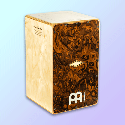 Cajon rummut kategoriakuva. Kuvassa Meinl Artisan Edition cajon sini-violetilla taustalla.