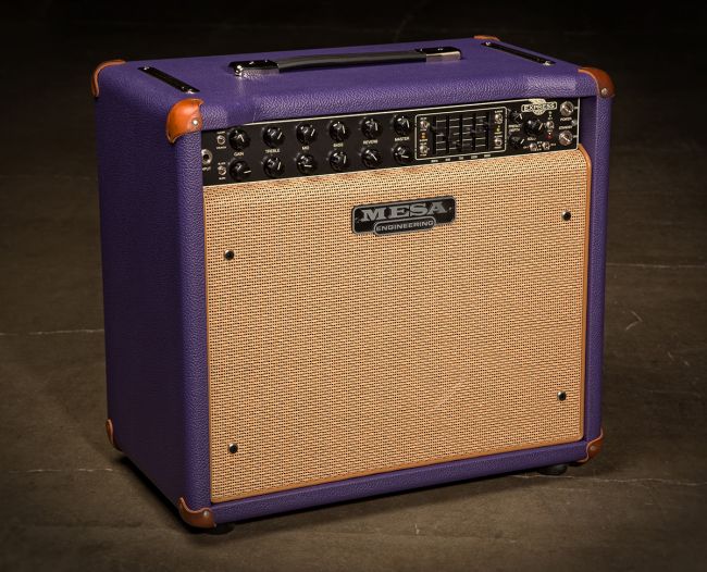 Mesa Boogie Express purppuranvärisillä vinyylikuorilla ja tan-nahkaosilla.