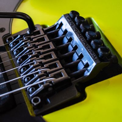 Kielten vaihtaminen sähkökitaran floyd rose tallaan. Kategoriakuvassa Ibanez Edge-talla.