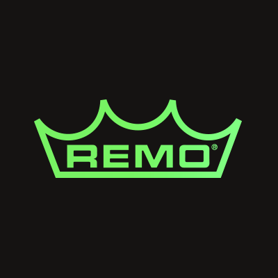 Remo logo mustalla tausalla.