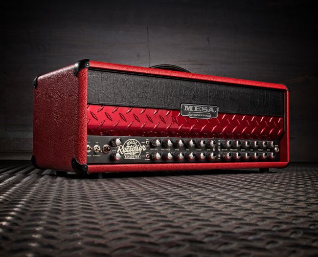 Mesa Boogie Roadster punaisilla vinyylikuorilla, mustilla nahkaosilla, mustalla etulevyllä ja punaisella diamond platella.