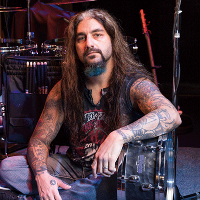 Tama Signature-virvelit kategoriakuvassa Mike Portnoy nimikkovirvelinsä kanssa.