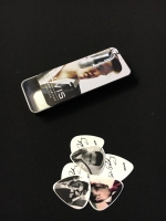 Dunlop Elvis The Wertheimer Collection plektrat tinalaatikossa.
