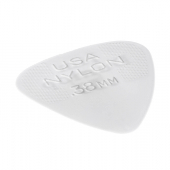 Dunlop Nylon Standard 0.38mm plektra kulmasta kuvattuna.