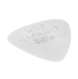 Dunlop Nylon Standard 0.38mm plektra kulmasta kuvattuna.