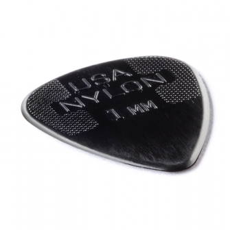 Dunlop Nylon Standard 1.00mm plektra kulmasta kuvattuna.