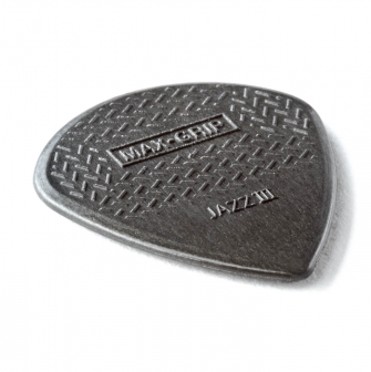 Dunlop Max-Grip Jazz III Carbon Fiber -plektra kulmasta kuvattuna.