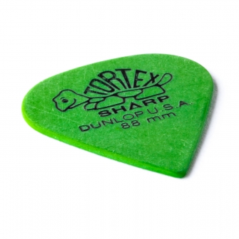 Dunlop Tortex Sharp plektra 0.88mm kulmasta kuvattuna.