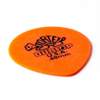 Dunlop Tortex Teardrop 0.60mm plektra kulmasta kuvattuna.