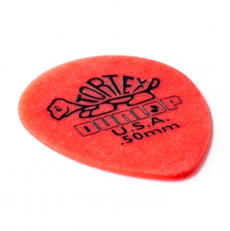 Dunlop Tortex Small Teardrop 0.50mm plektra kulmasta kuvattuna.