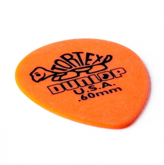 Dunlop Tortex Small Teardrop 0.60mm plektra kulmasta kuvattuna.