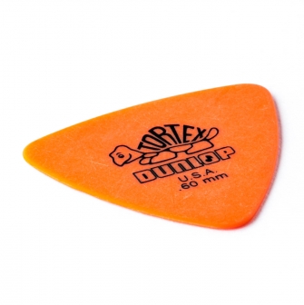 Dunlop Tortex Triangle .60mm plektra kulmasta kuvattuna.