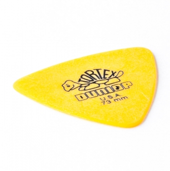 Dunlop Tortex Triangle 0.73mm plektra kulmasta kuvattuna.