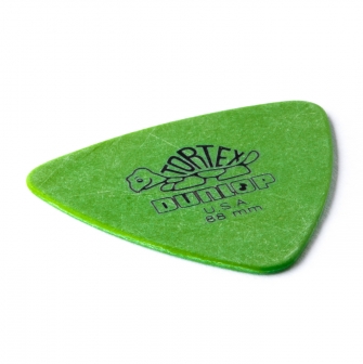 Dunlop Tortex Triangle .88mm plektra kulmasta kuvattuna.