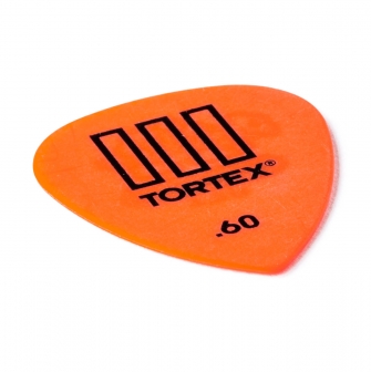 Dunlop Tortex TIII 0.60mm -plektra kulmasta kuvattuna.