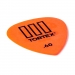 Dunlop Tortex TIII 0.60mm -plektra kulmasta kuvattuna.