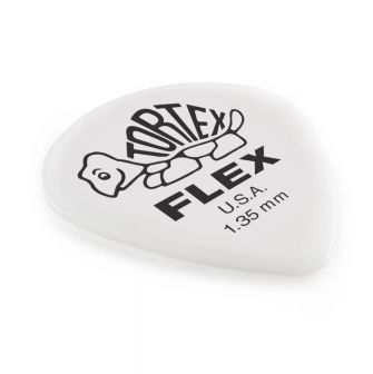 Tortex Flex Jazz III XL -plektra 1.35mm kulmasta kuvattuna.