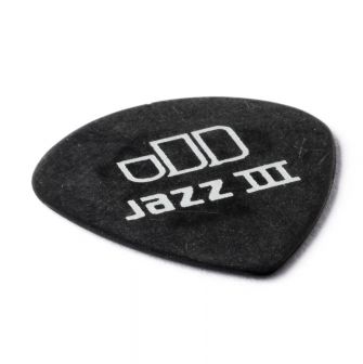 Tortex Jazz III Pitch Black 0.50 plektra kulmasta kuvattuna.