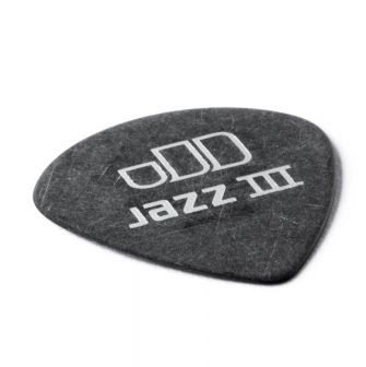 Tortex Jazz III Pitch Black 0.60 plektra kulmasta kuvattuna.