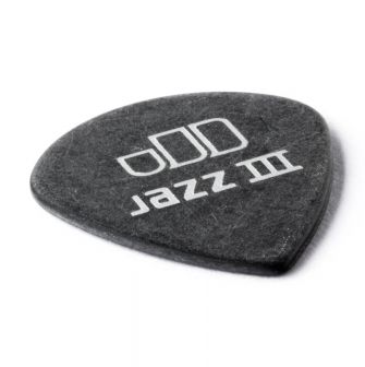 Tortex Jazz III Pitch Black 1.00 plektra kulmasta kuvattuna.