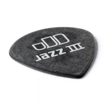 Tortex Jazz III Pitch Black 1.14 plektra kulmasta kuvattuna.