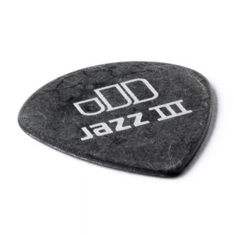 Tortex Jazz III Pitch Black 1.35 plektra kulmasta kuvattuna.