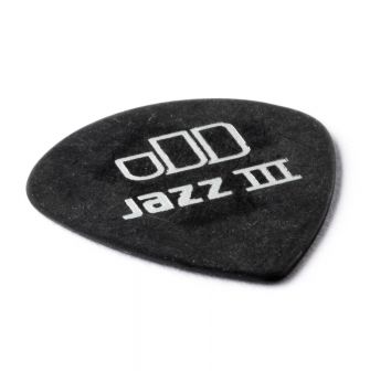 Tortex Jazz III Pitch Black 1.50 plektra kulmasta kuvattuna.