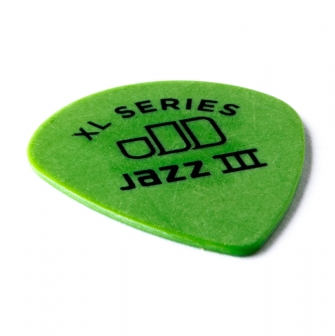 Dunlop Tortex Jazz III XL 0.88mm -plektra kulmasta kuvattuna.