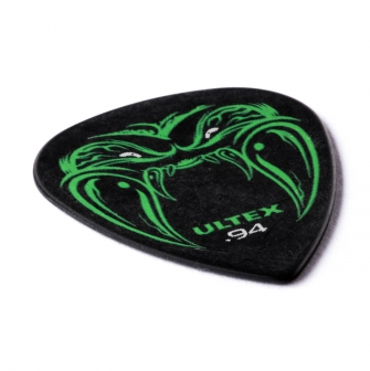 Dunlop 0,94mm Hetfield Black Fang plektra kulmasta kuvattuna.