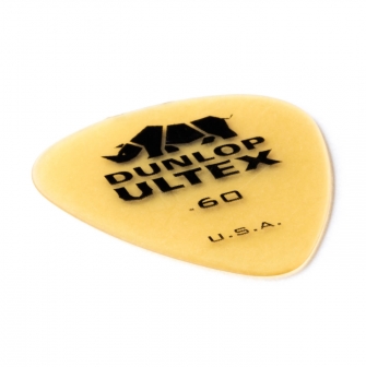 Dunlop Ultex Standard 0.60mm -plektra kulmasta kuvattuna.