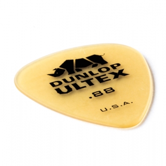 Dunlop Ultex Standard 0.88mm -plektra kulmasta kuvattuna.