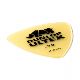 Dunlop Ultex Triangle 0.73mm -plektra kulmasta kuvattuna.