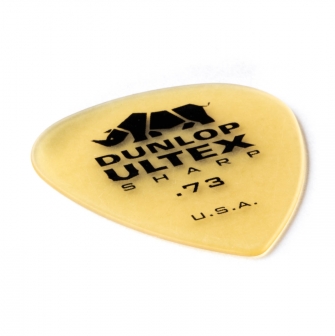 Dunlop Ultex Sharp 0.73mm -plektra kulmasta kuvattuna.