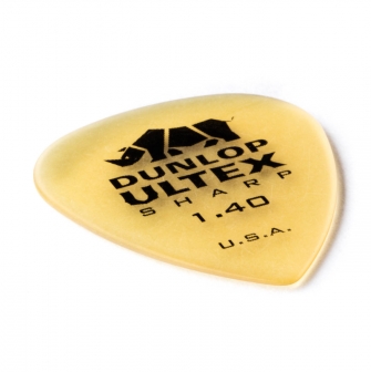 Dunlop Ultex Sharp 1.40mm -plektra kulmasta kuvattuna.