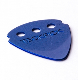 Teckpick Standard Blue Aluminum -plektra kulmasta kuvattuna.