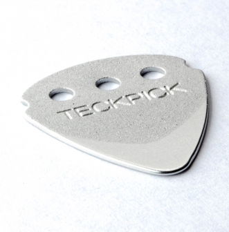 Teckpick Standard Clear Aluminum -plektra kulmasta kuvattuna.