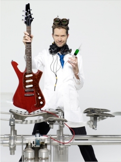 Paul Gilbert Ibanez Fireman-kitaransa kanssa.