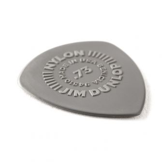 Dunlop Flow Nylon 0.73mm plektra kulmasta kuvattuna.