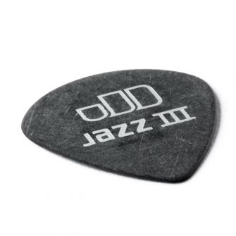 Dunlop Tortex Jazz III Pitch Black 0.73mm kulmasta kuvattuna.