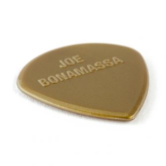 Dunlop Bonamassa Gold Jazz III -plektra kulmasta kuvattuna.