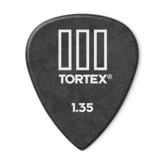 Dunlop Tortex TIII 1.35 mm -plektra edestä.