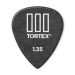 Dunlop Tortex TIII 1.35 mm -plektra edestä.