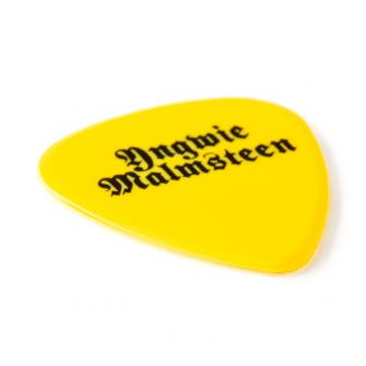 Dunlop Yngwie Malmsteen 1.14mm -plektra kulmasta kuvattuna.