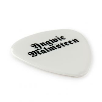 Dunlop Yngwie Malmsteen 1.5mm -plektra kulmasta kuvattuna.