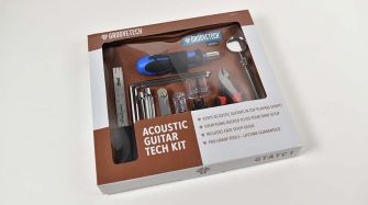 Groovetech akustisen kitaran Tech Kit laatikossaan.