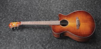 Ibanez AEG70-VVH kitara kuvattuna kulmasta.