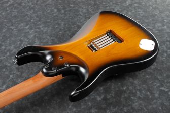 Ibanez ATZ100-SBF-kitaran jousipesässä ei ole pleksiä.