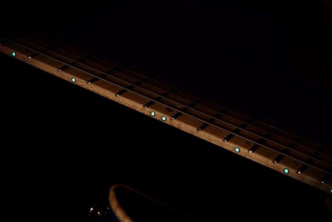 Ibanez AZ-kitaran pimeässä hohtavat sivudotit.