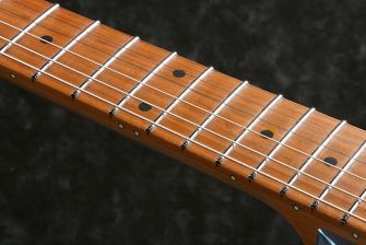 Ibanez AZ Prestige kitaran teräsnauhat ja luminlay sivudotit.