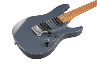 Ibanez AZ2402-GRM kitaran kansi lähikuvassa.